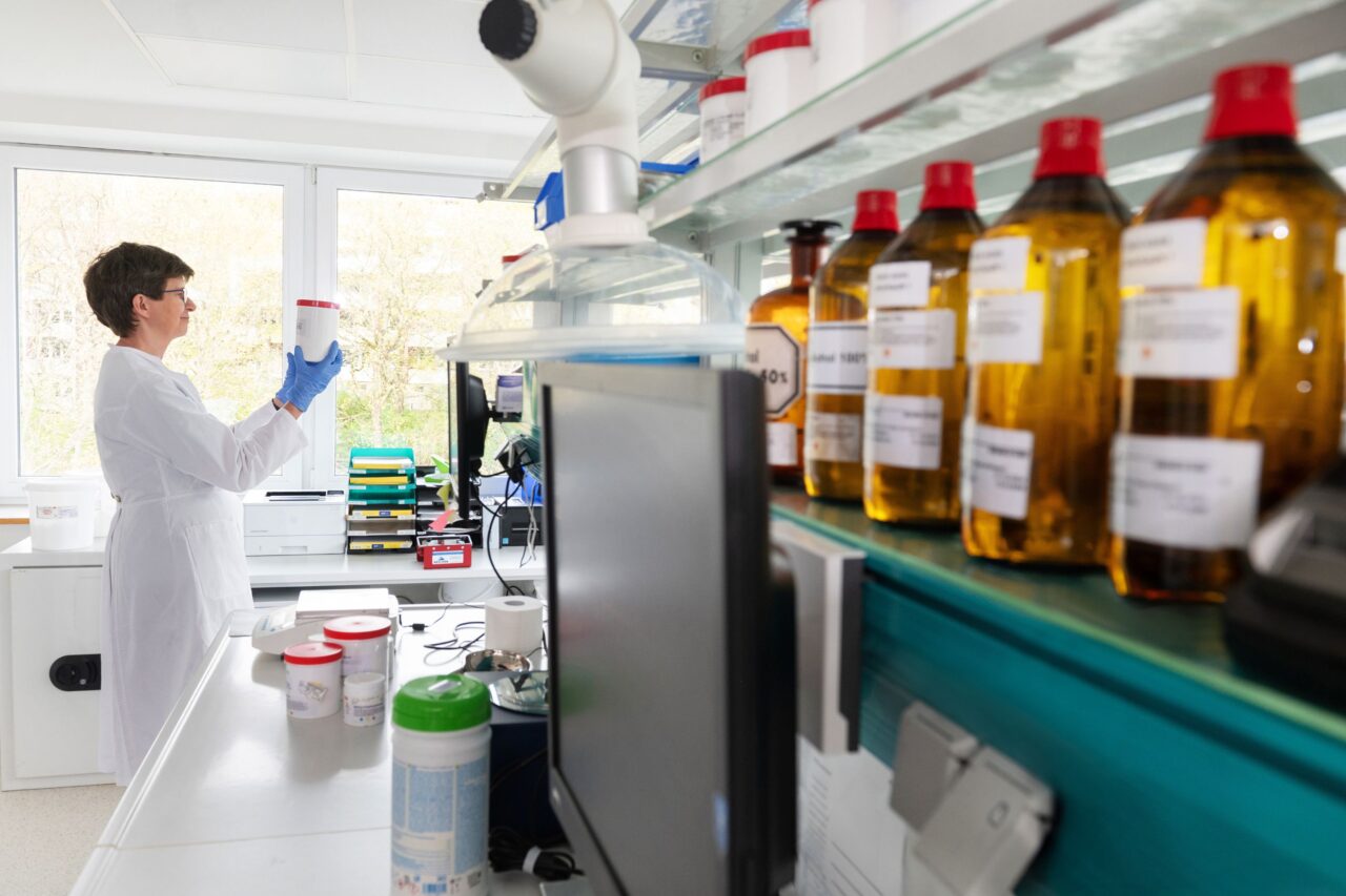 Apothekerin im Labor prüft eine Anmischung