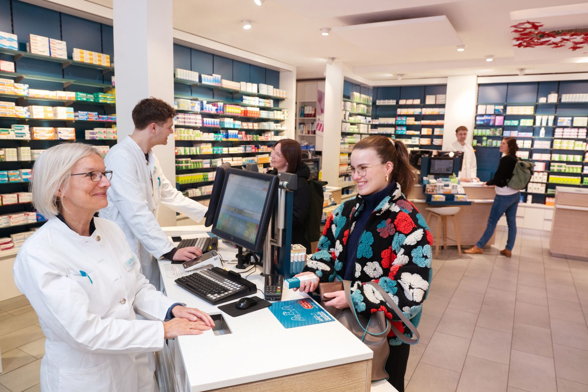 Junge Frau im Beratungsgespräch in der Apotheke